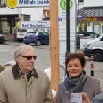 Lucia Puttrich überreicht Gerhard Schulz die Plakette "Starkes Dorf"